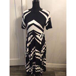 Asos Black and White Size 8 Dress Short Sleeve Midi Chevron Stripes